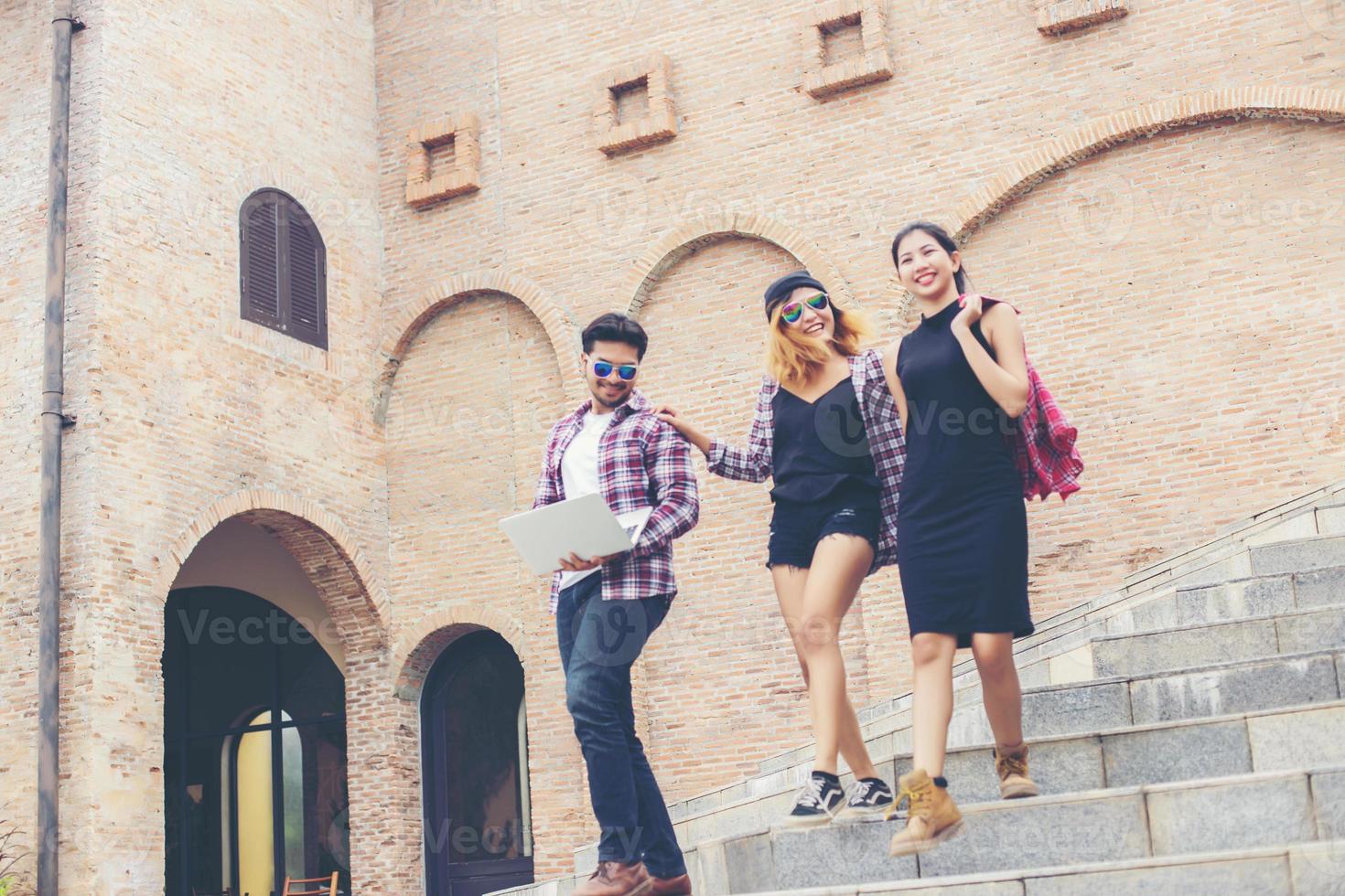 férias de verão e grupo de adolescentes hipster viajando juntos na cidade urbana se divertindo e felizes juntos. foto