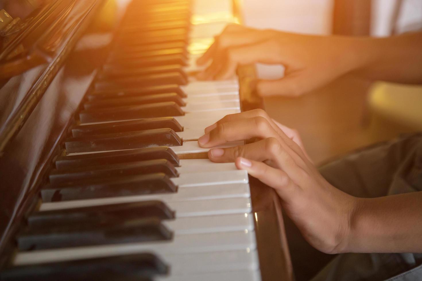 músico tocando piano com filtro vintage. foto