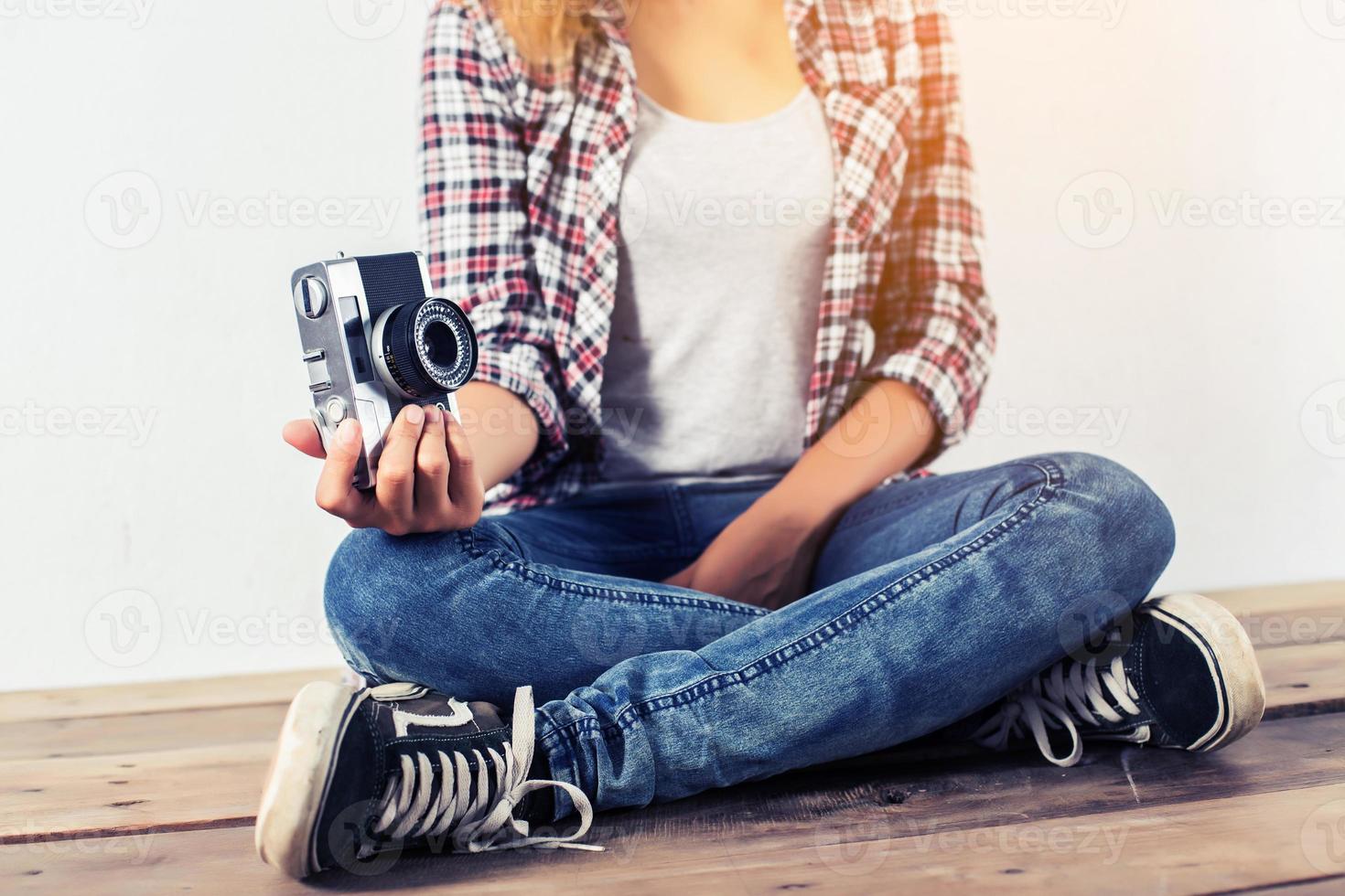 mulher jovem e bonita hippie com uma velha câmera retro. foto