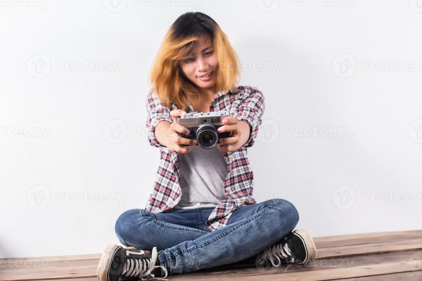 mulher jovem e bonita hippie com uma velha câmera retro. foto