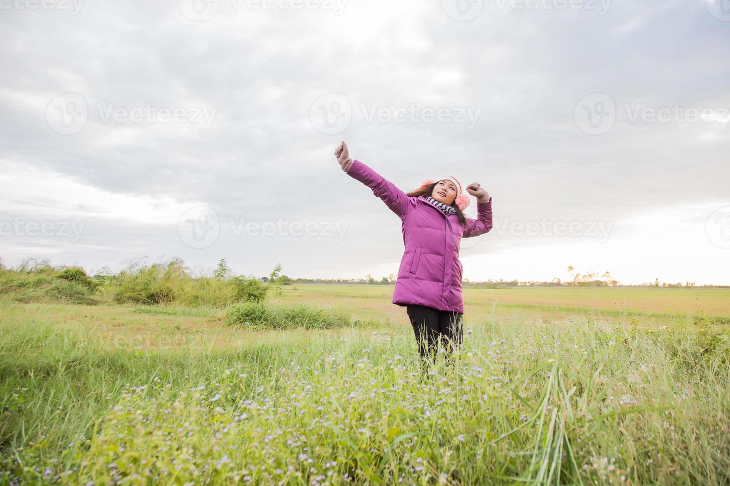 jovem estava jogando em um campo de flores no ar de inverno. foto