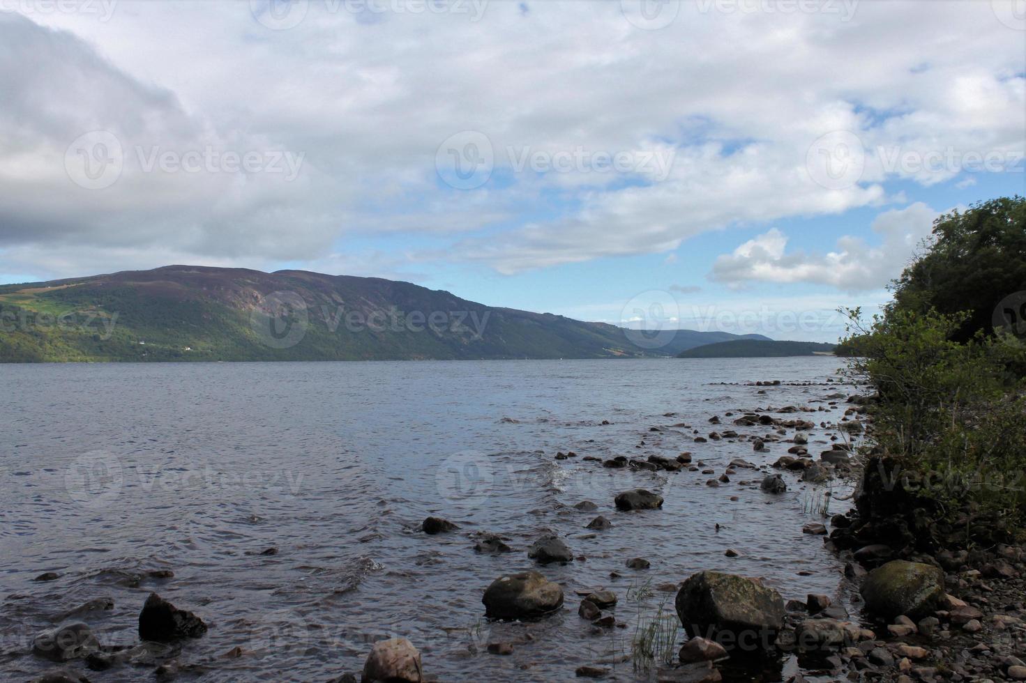 vista do lago ness na escócia foto