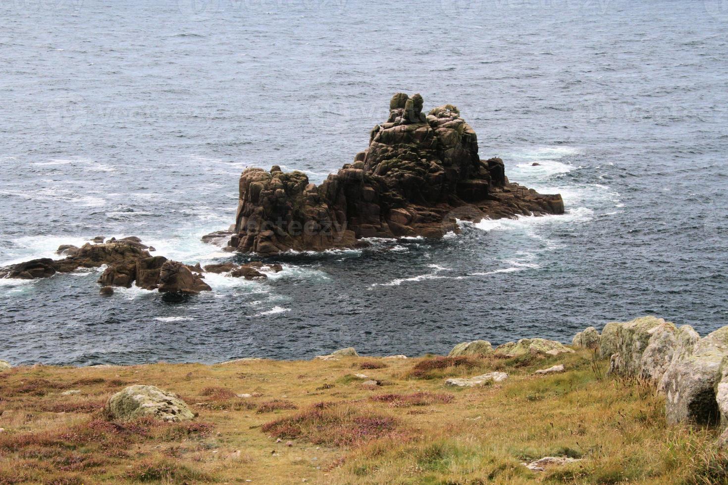 uma vista da costa da Cornualha no Lands End foto