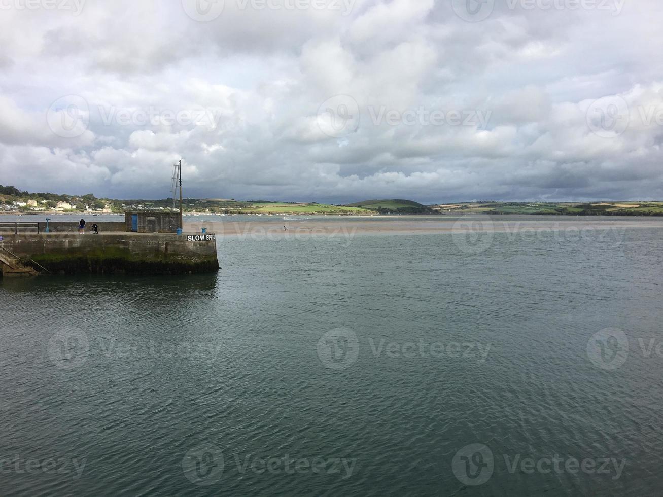 uma vista do porto de padstow em cornwall foto