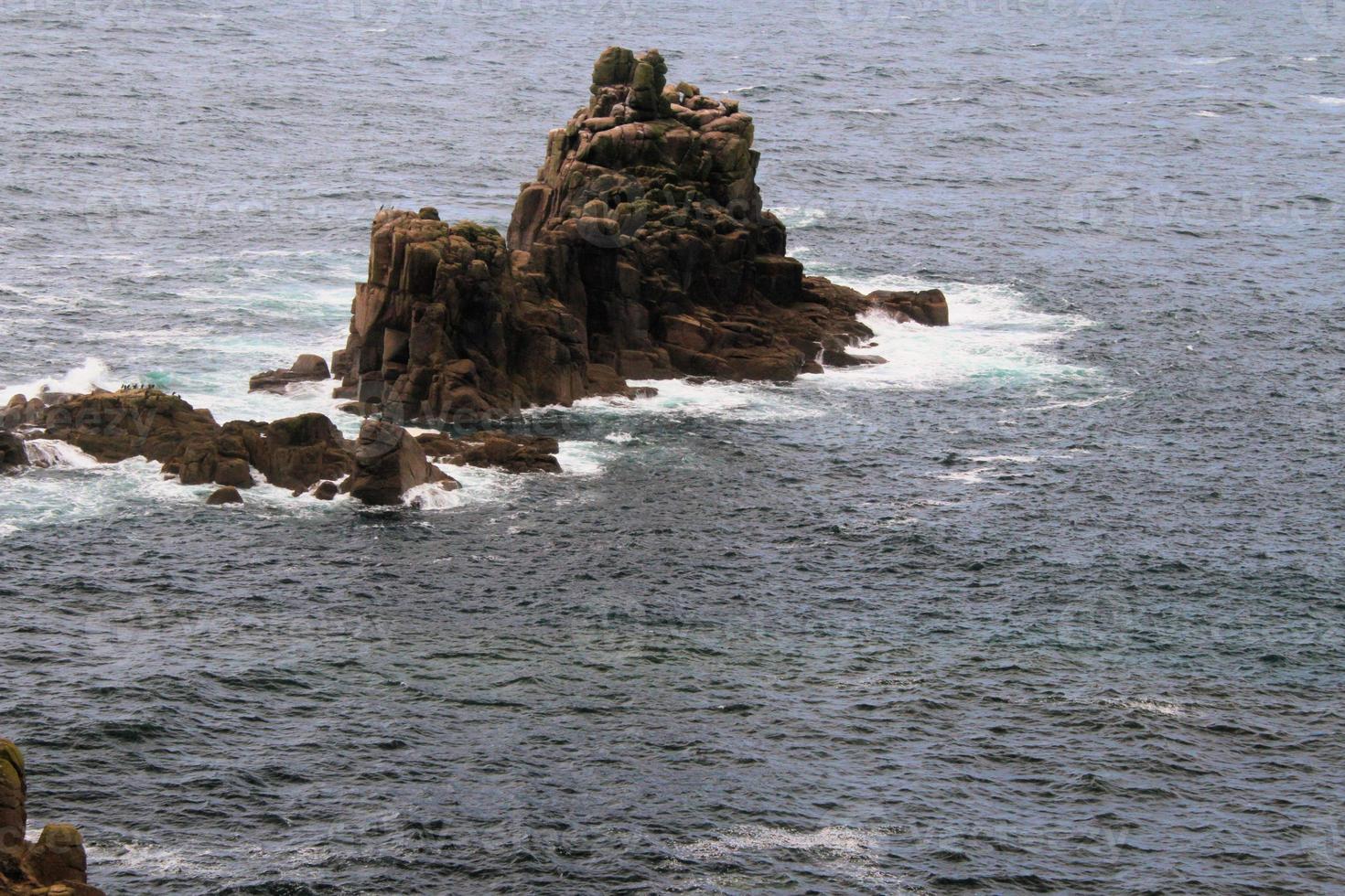 uma vista da costa da Cornualha no Lands End foto