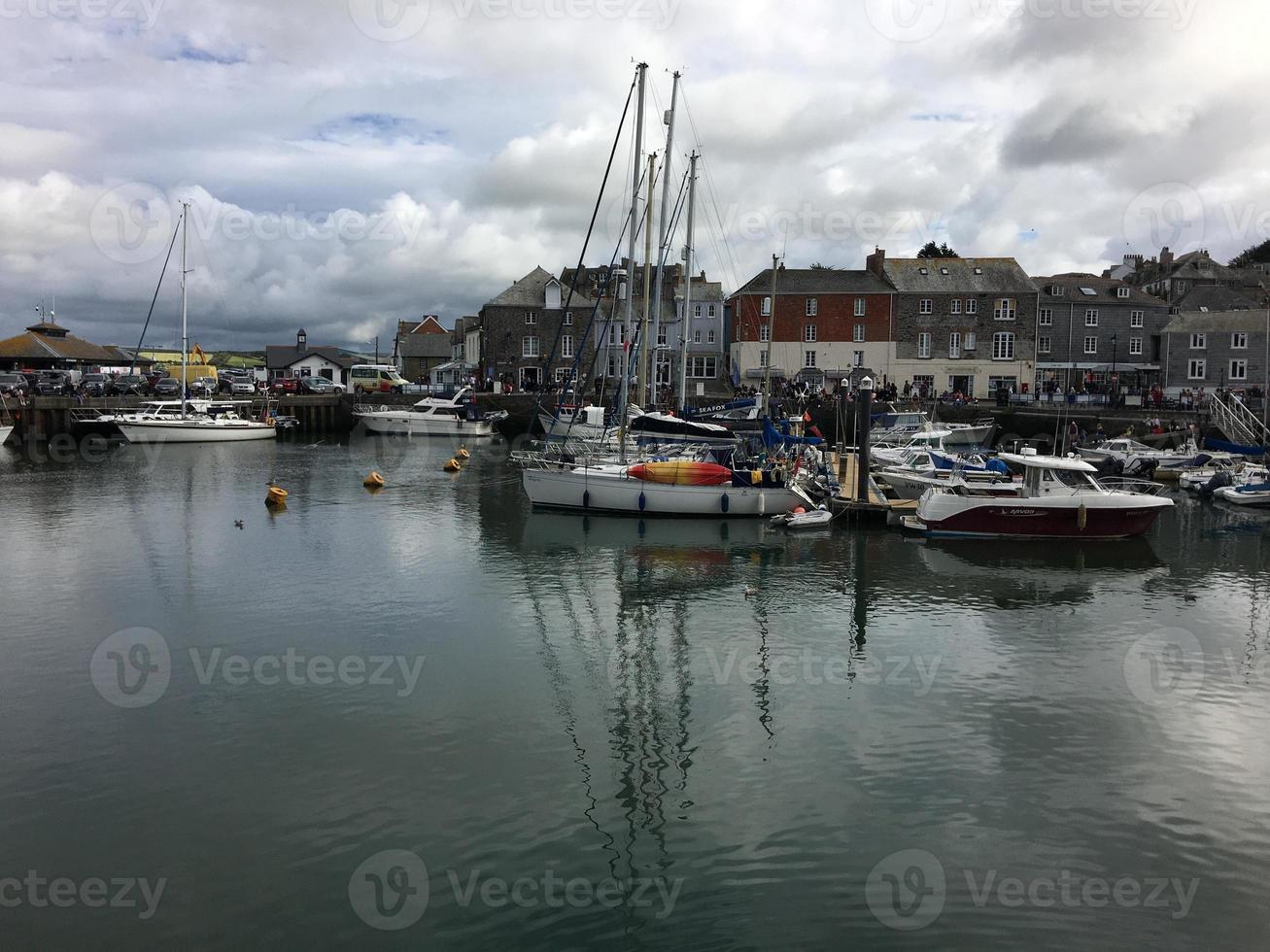 uma vista do porto de padstow em cornwall foto