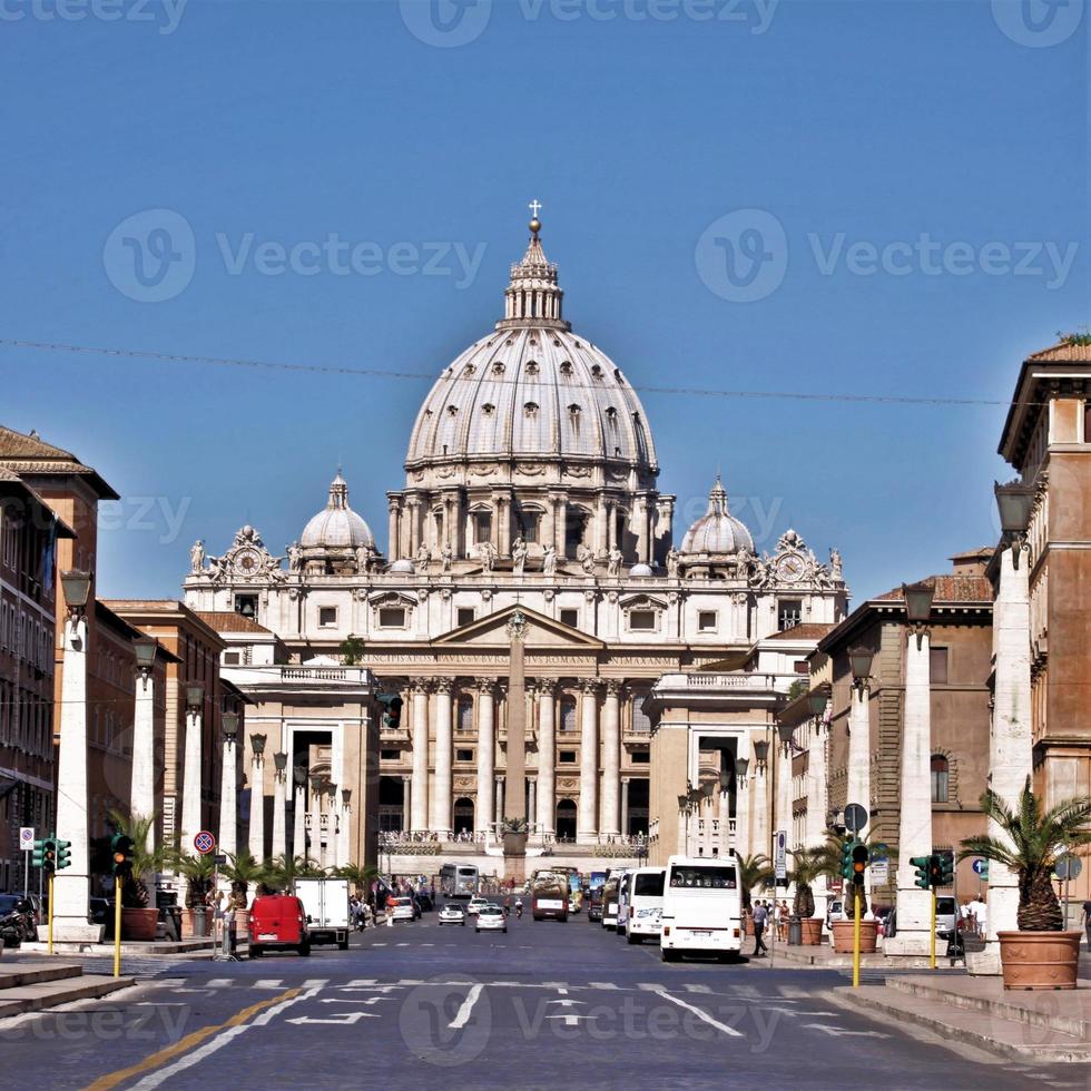 vista da basílica de são pedro no vaticano foto