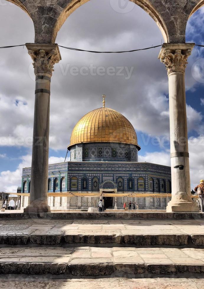 uma vista da cúpula da rocha em jerusalém foto