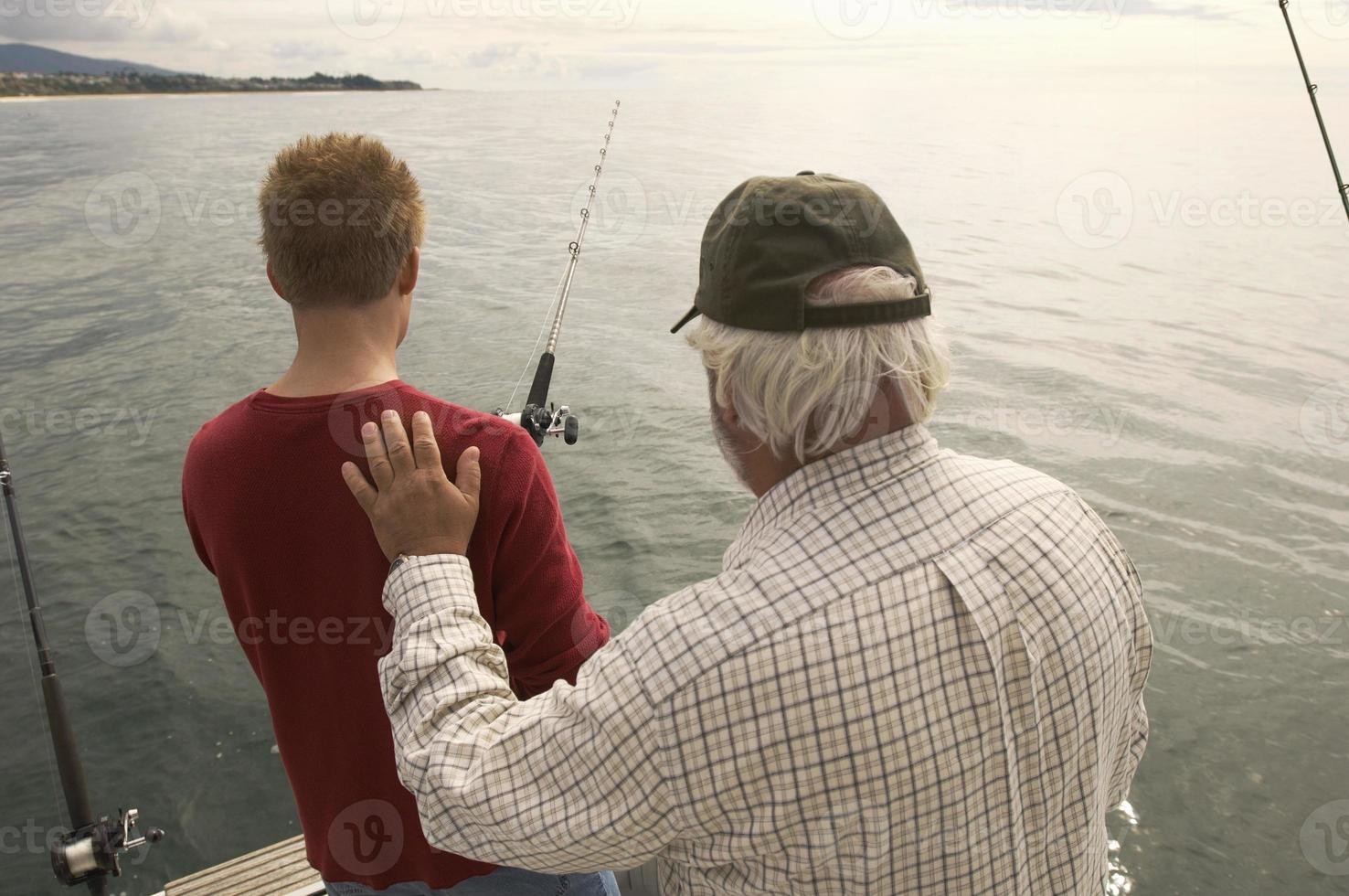 pai e filho pescando foto