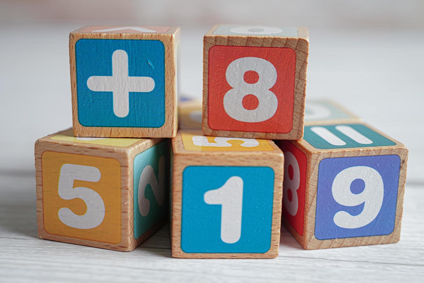 cubos de bloco de madeira de número para aprender matemática, conceito de matemática educacional. foto