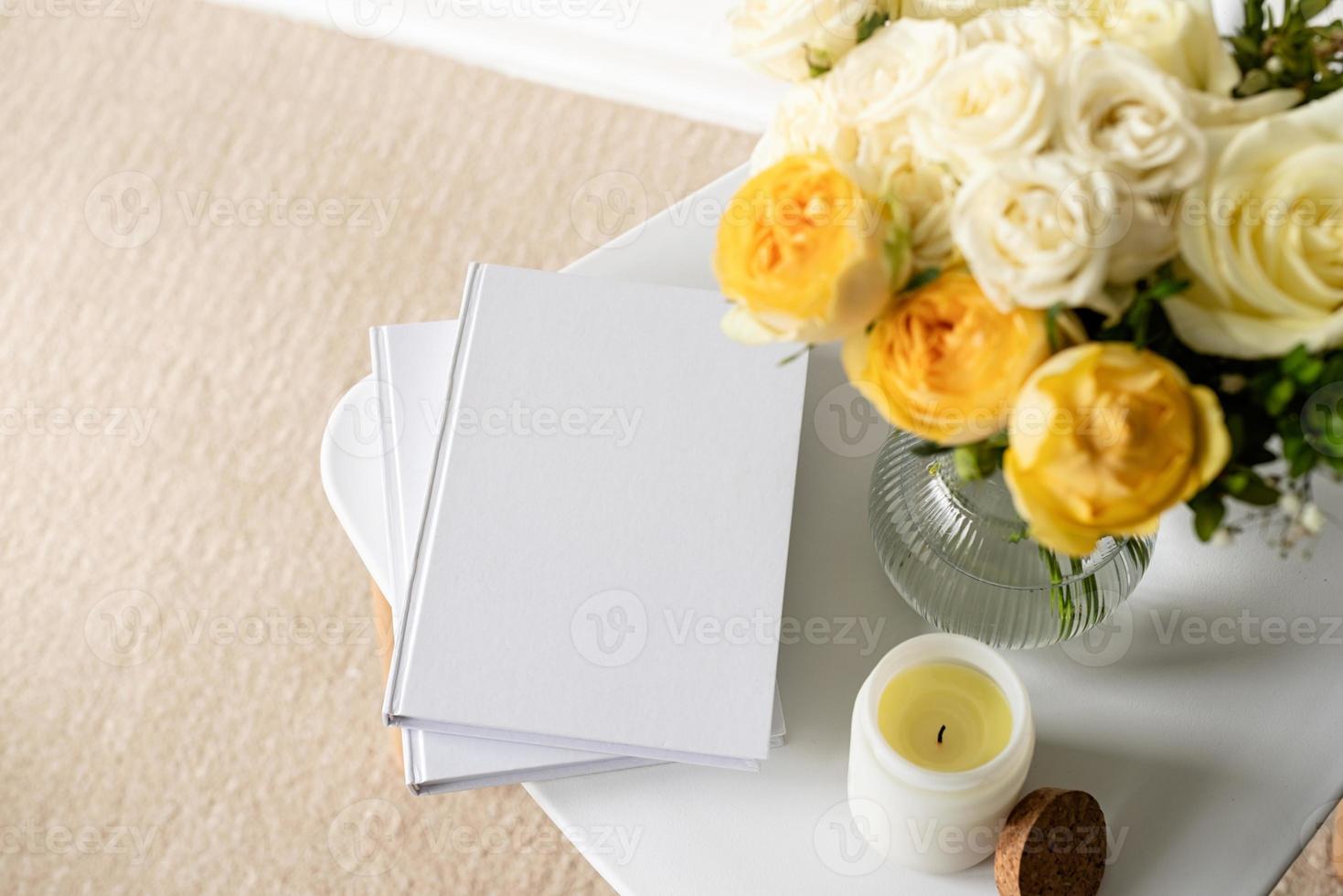 maquete de capa em branco de livro branco na cadeira elegante com buquê de rosas, vista de alto ângulo foto