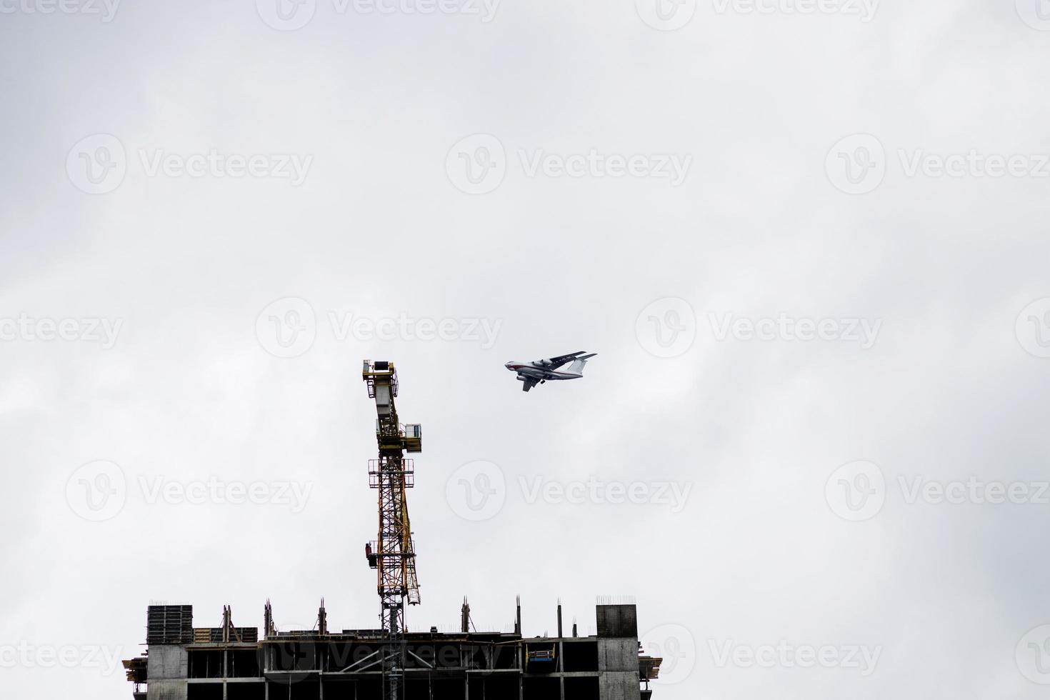 avião sobrevoa a cidade foto