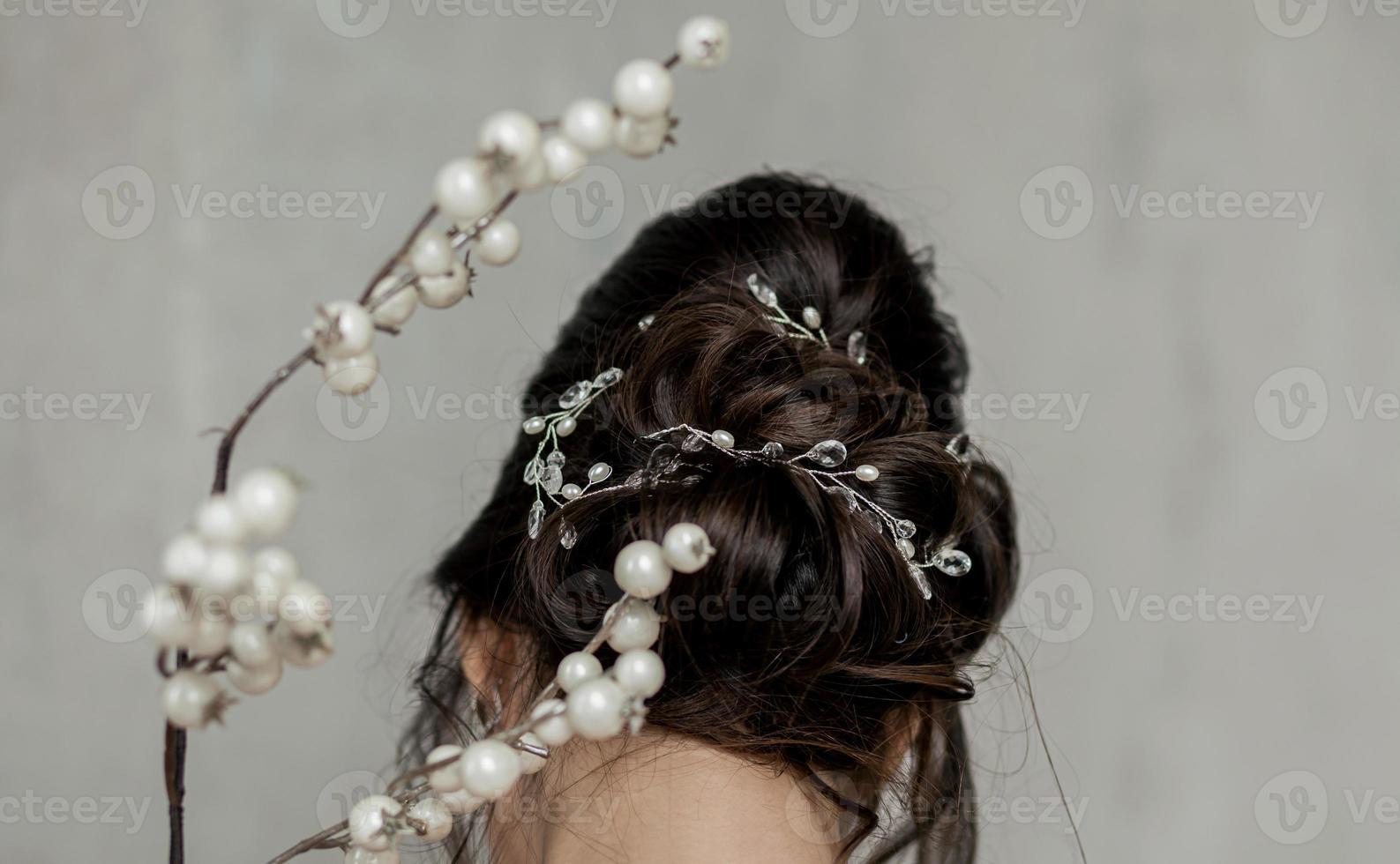 mulher morena com penteado lindo foto