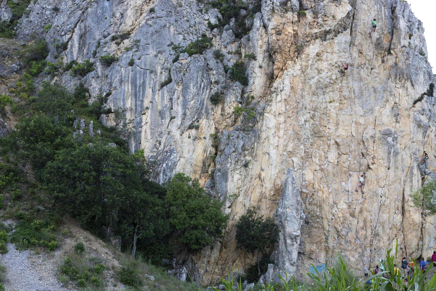 crimeia, ucrânia, 25 de julho de 2021 - um grupo de crianças está envolvido em escalada como esporte nas rochas nas montanhas da Crimeia. foto