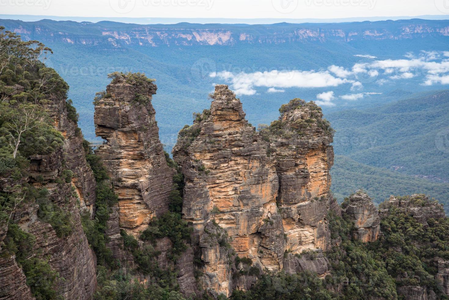 as três irmãs uma formação rochosa icônica do parque nacional de montanhas azuis, nova gales do sul, austrália. foto