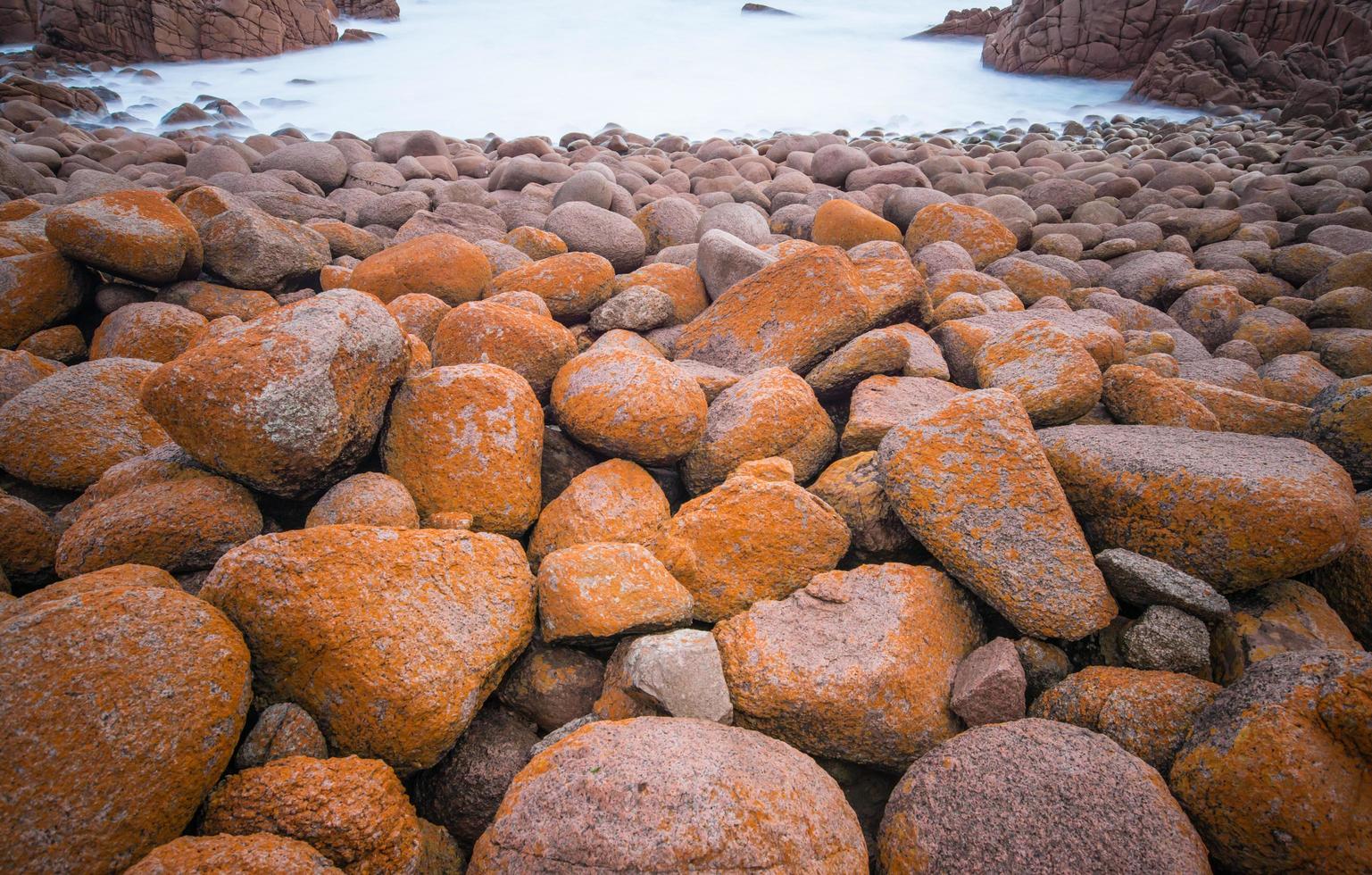 rocha de granito na praia do cabo woolamai na ilha phillips, estado de vitória da austrália. foto
