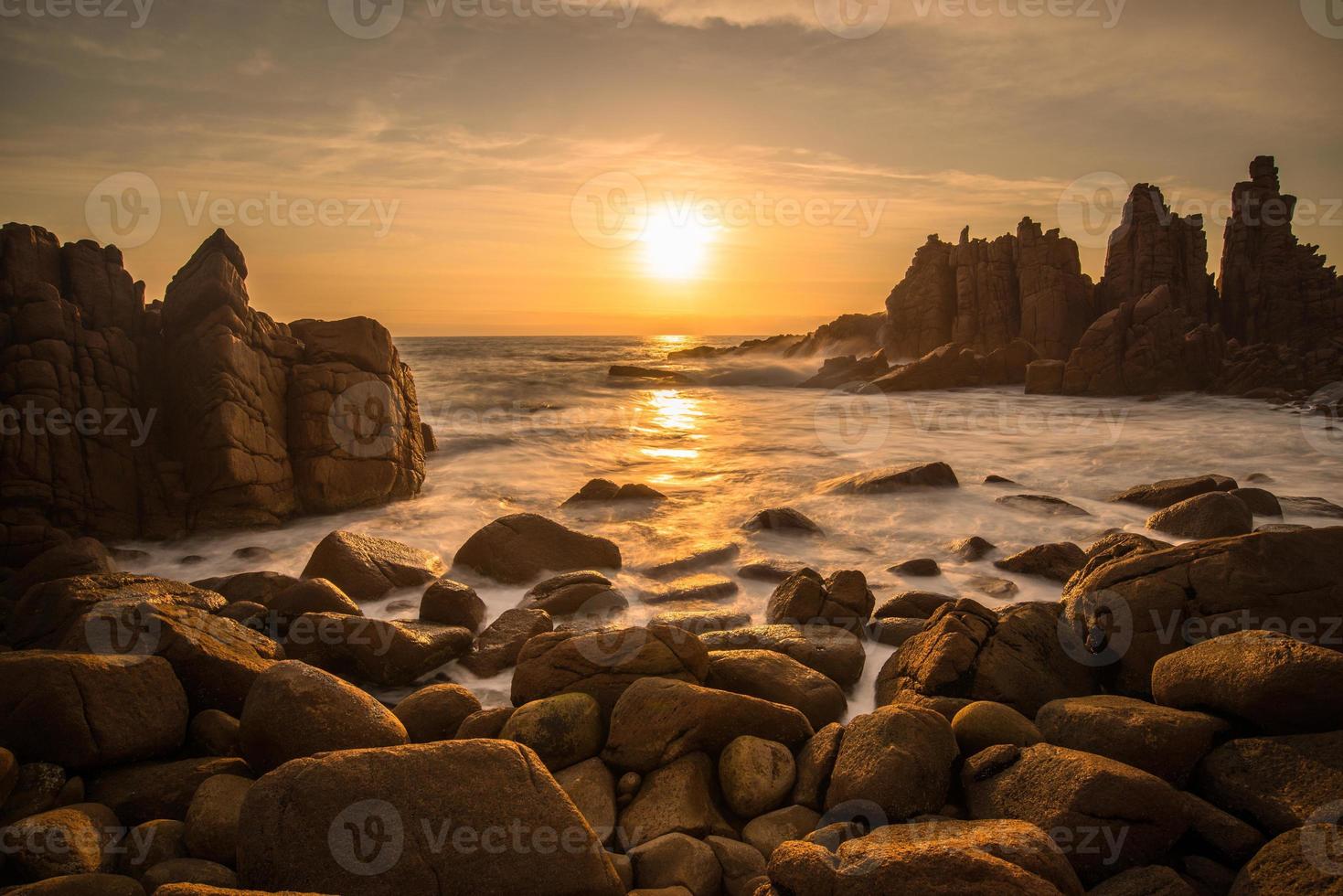 pôr do sol na formação rochosa pináculos em cabo woolamai, litoral da ilha phillip, austrália. foto