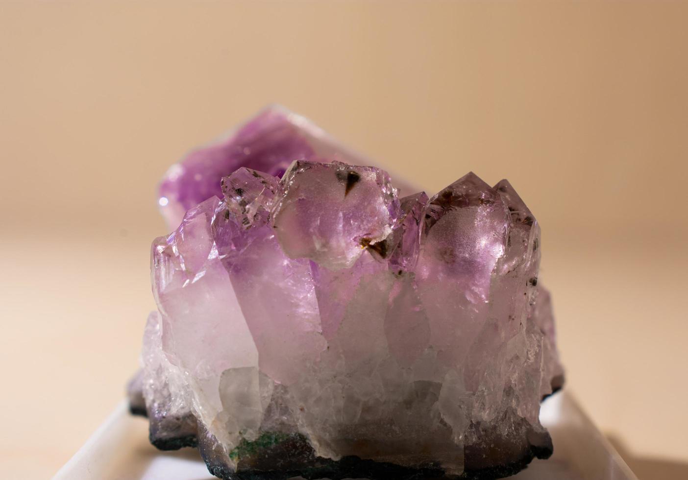 closeup de cristal ametista, detalhe de uma rocha ametista, mineral de pedra violeta foto