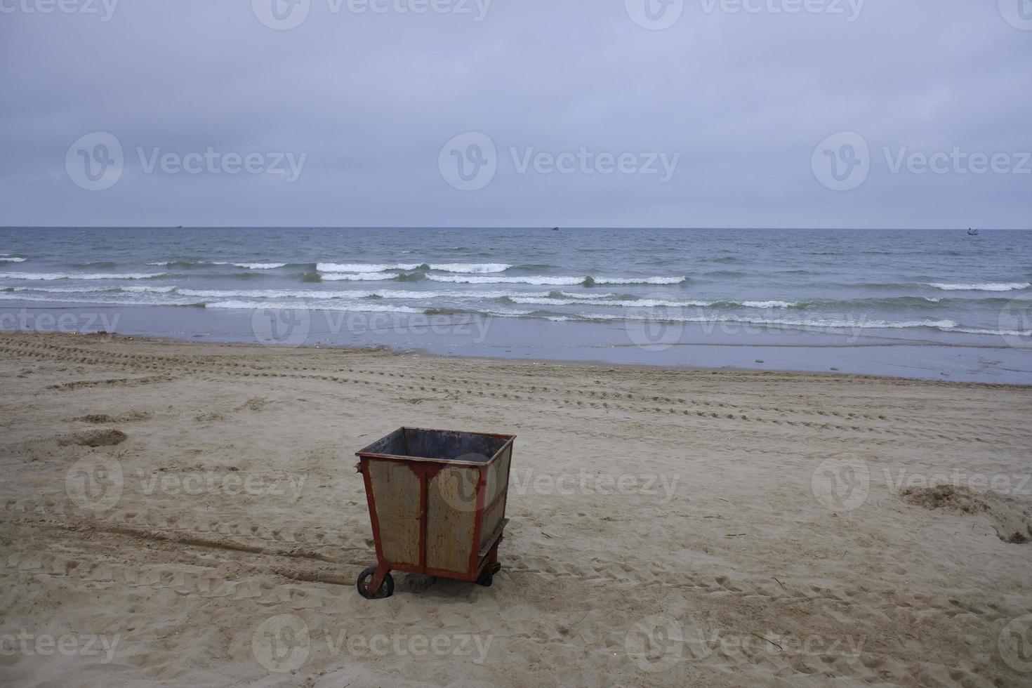 lixo de aço inoxidável na praia do mar. recipiente de lixo de aço inoxidável na praia. foto