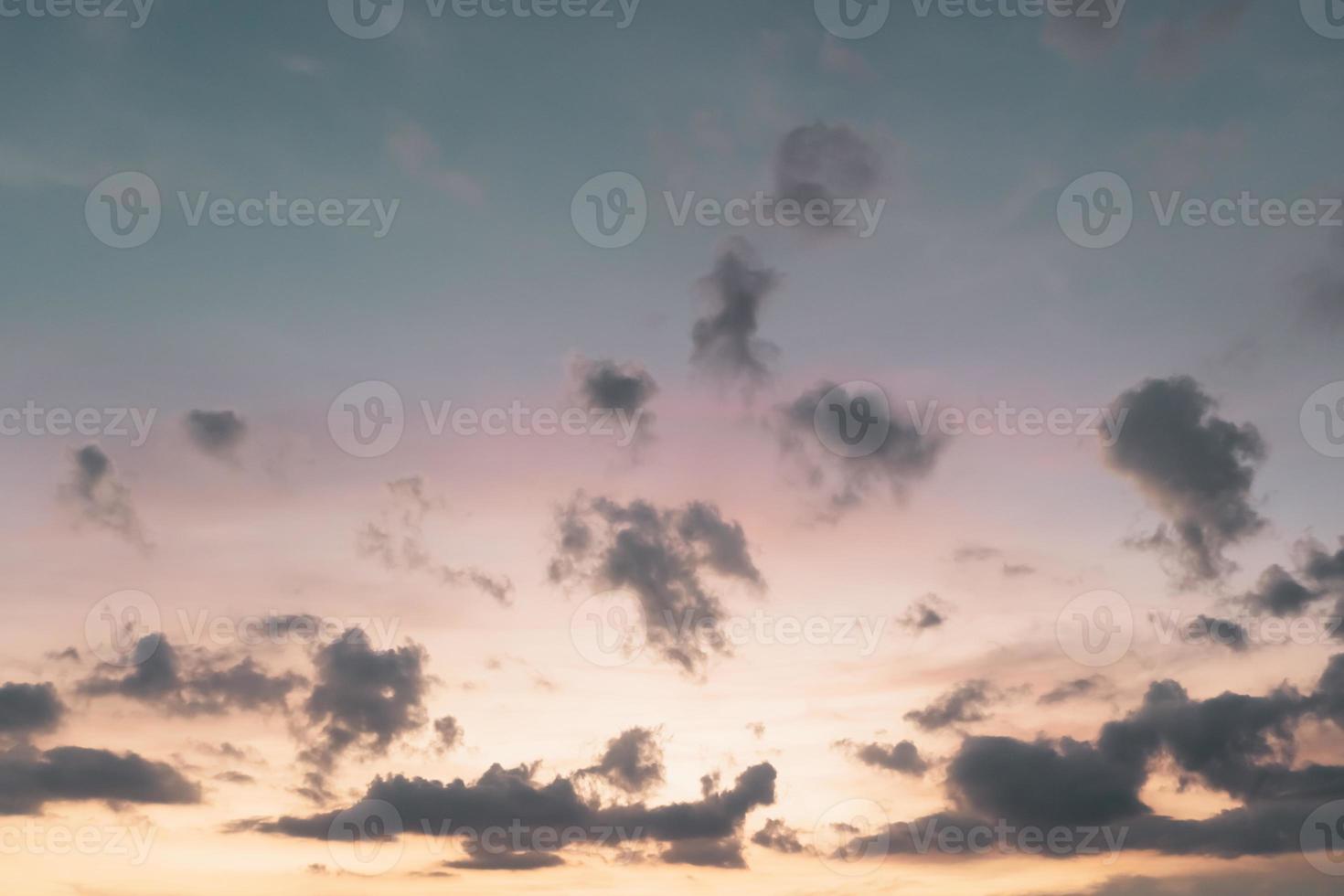 copie o conceito mínimo de espaço de céu azul de verão e nuvem branca abstrata em branco. foto