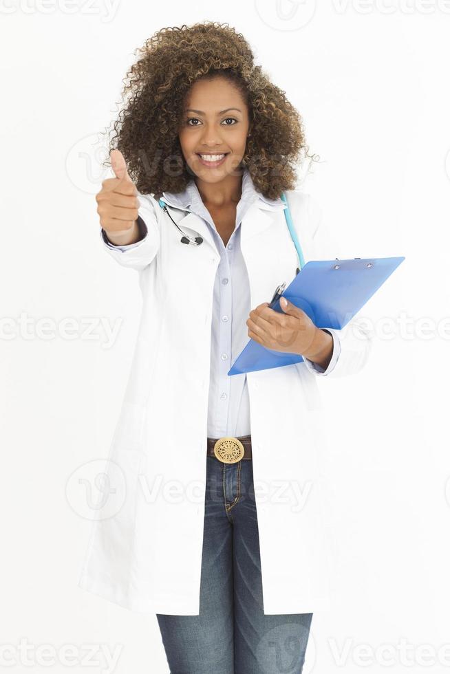 médico feminino Africano com polegares para cima foto