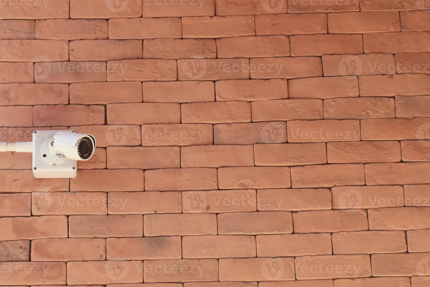 câmeras de vigilância são uma tecnologia moderna para evitar ladrões e ladrões que são instalados na construção de tijolos vermelhos como uma parede para evitar ladrões também. foto