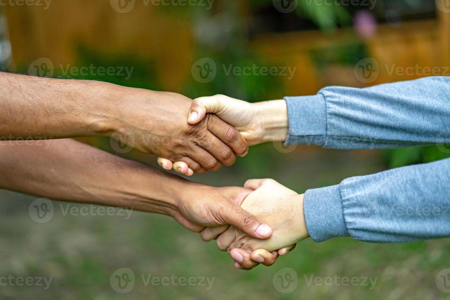 mão mantém juntos na comunidade no parque do jardim. foto