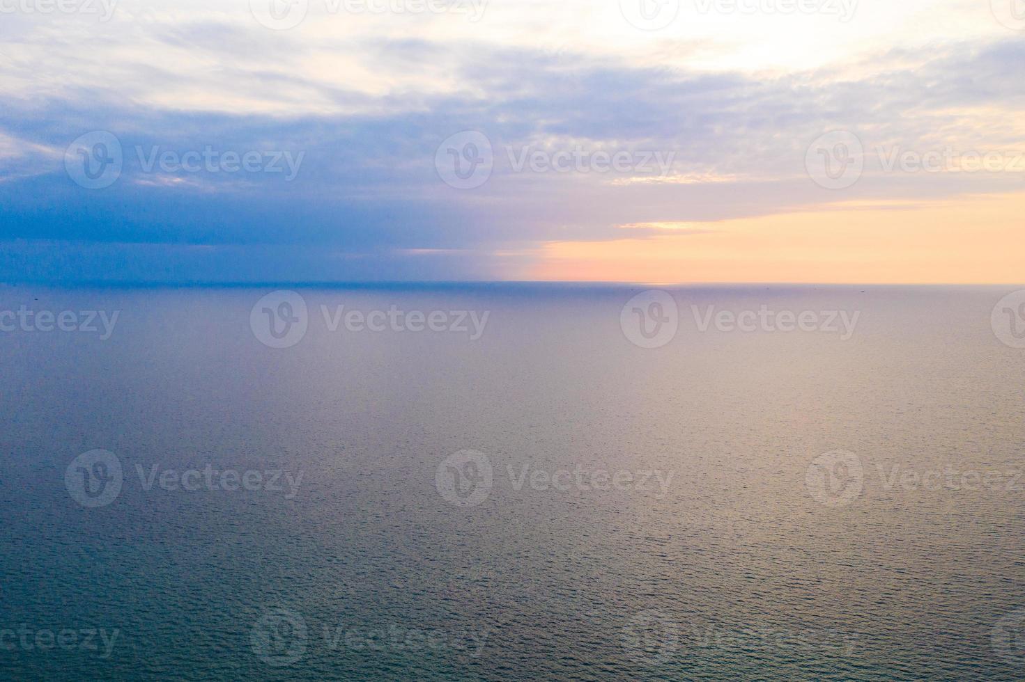 simplesmente pastel minimalista e relaxe a linha horizontal entre o mar e o céu pacíficos. foto