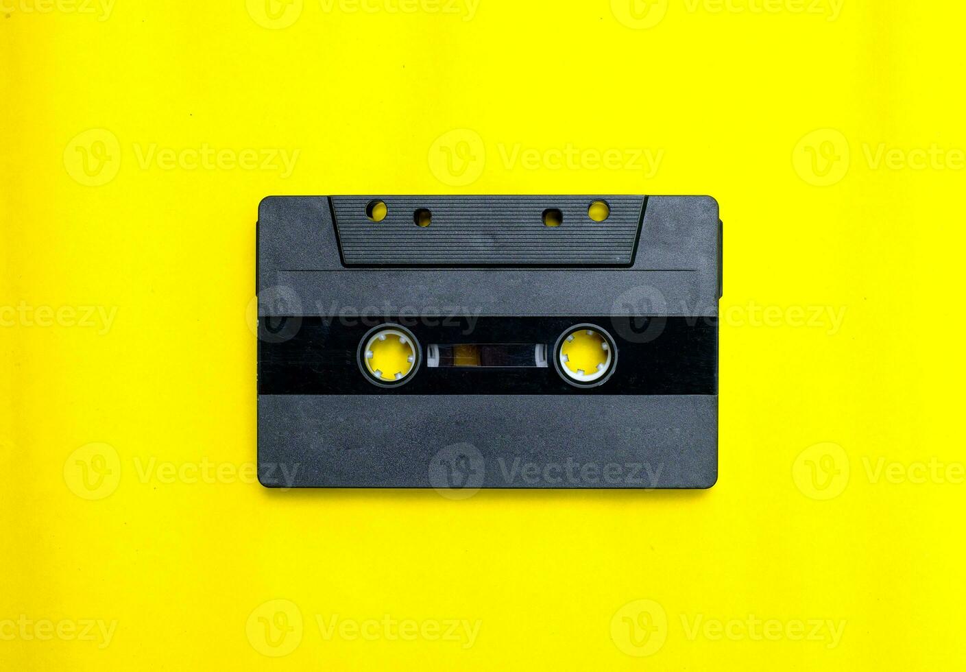 fita cassete compacta antiga em fundo amarelo foto