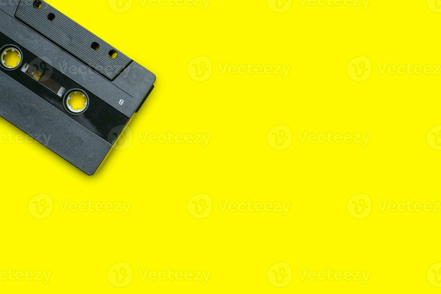 fita cassete compacta vintage em fundo amarelo foto