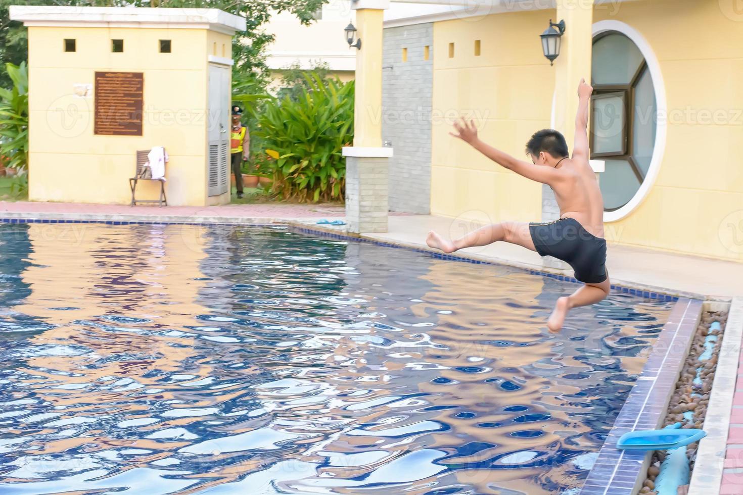 as crianças brincando na piscina e divirtam-se. foto