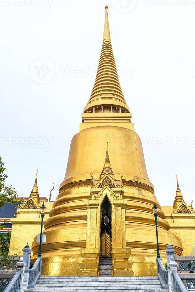 um marco de wat phra kaew em bangkok, tailândia. um lugar onde todos em todas as religiões podem ser vistos. foto