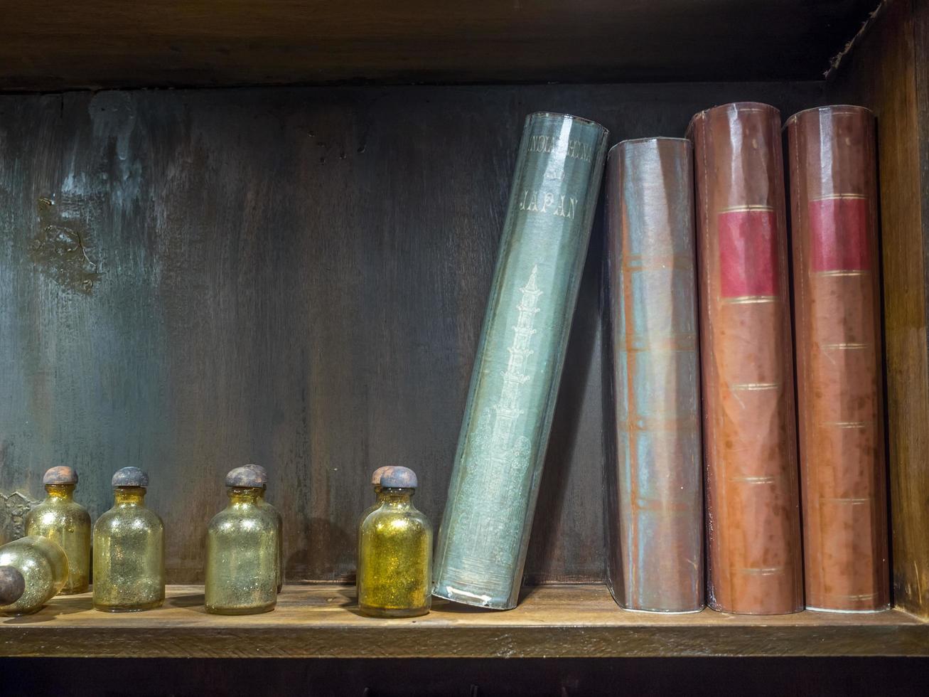 poções e livros na prateleira foto