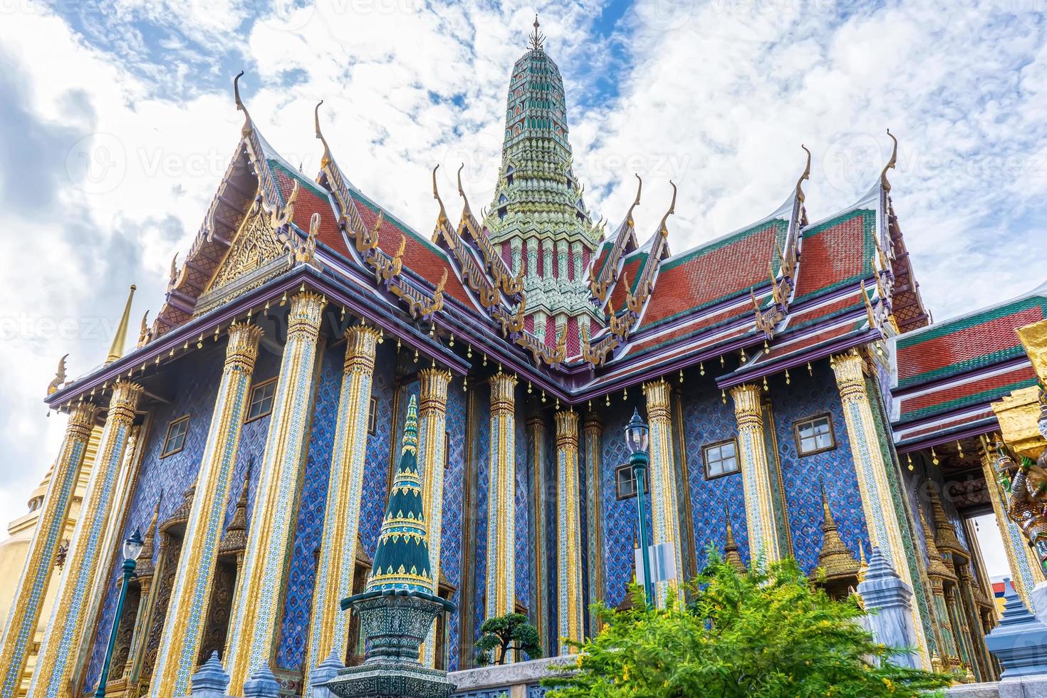 um marco de wat phra kaew em bangkok, tailândia. um lugar onde todos em todas as religiões podem ser vistos. foto