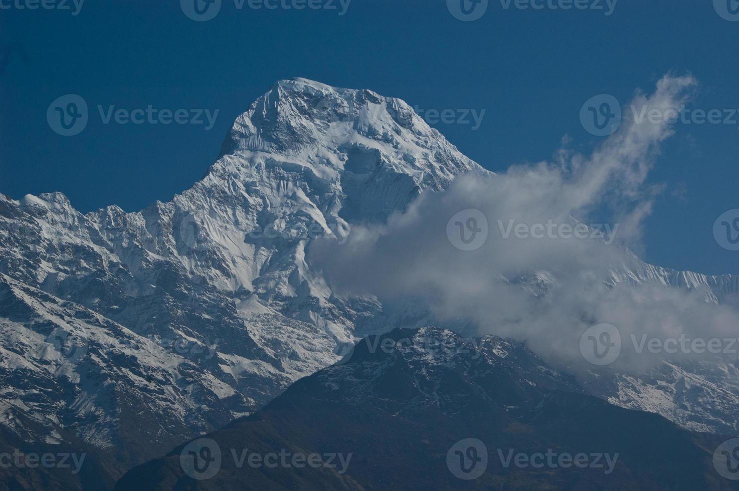 bela paisagem no himalaia, região de annapurna, nepal foto