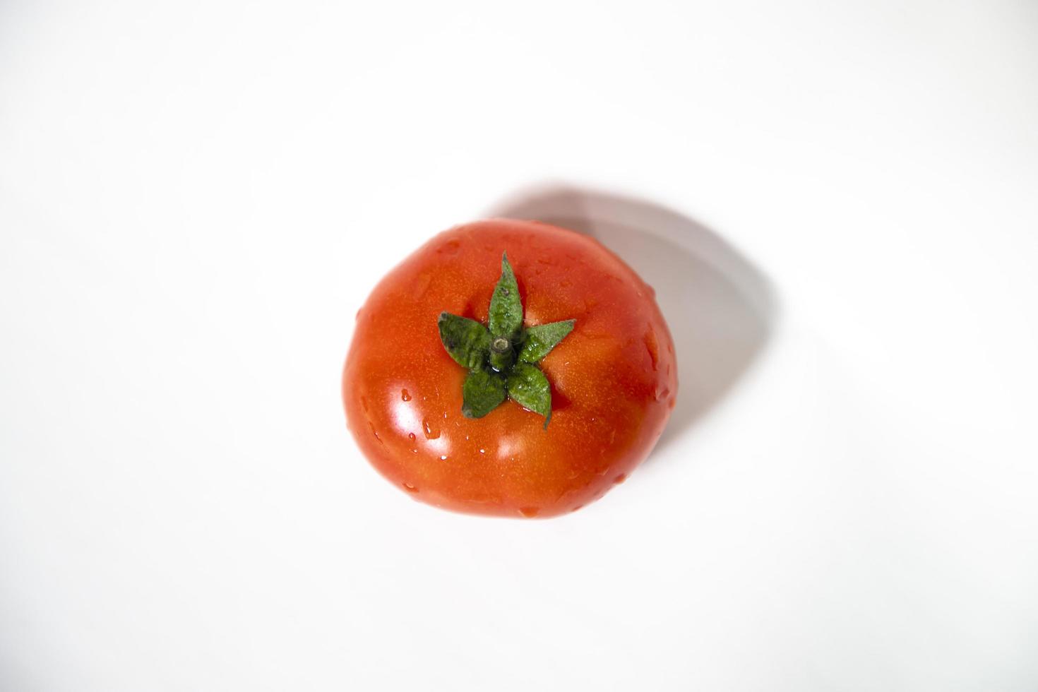tomate maduro vermelho fresco isolado no fundo. salada de vegetais saudável orgânica crua natural foto