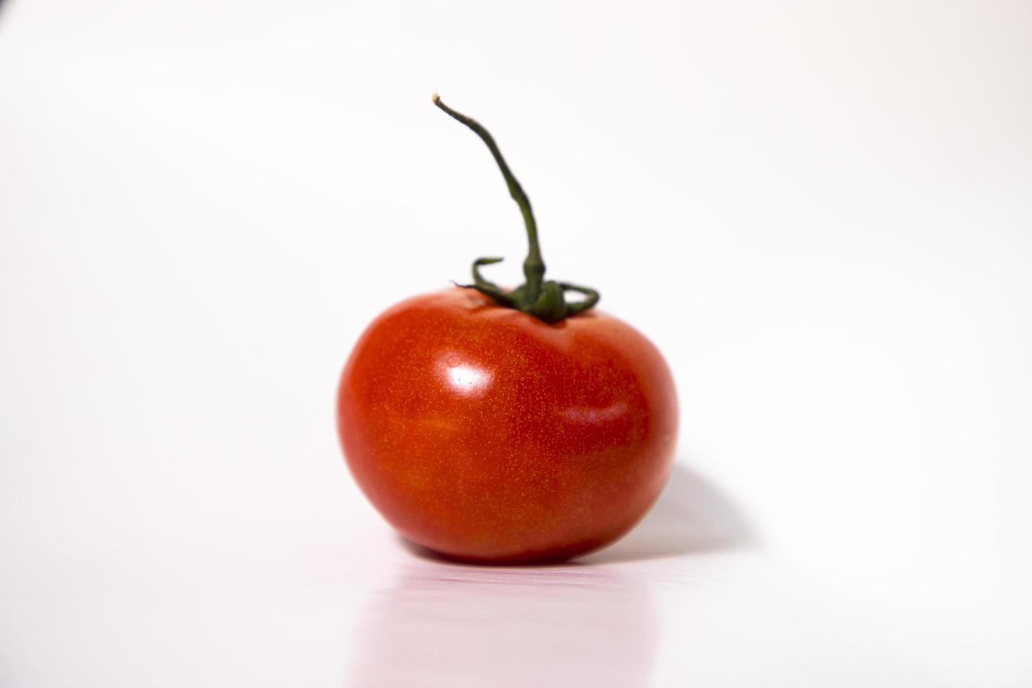 tomate maduro vermelho fresco isolado no fundo. salada de vegetais saudável orgânica crua natural foto