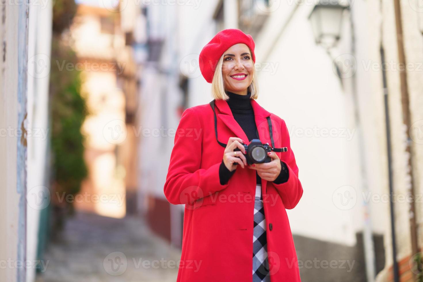 turista feminina feliz tirando fotos das ruas da cidade