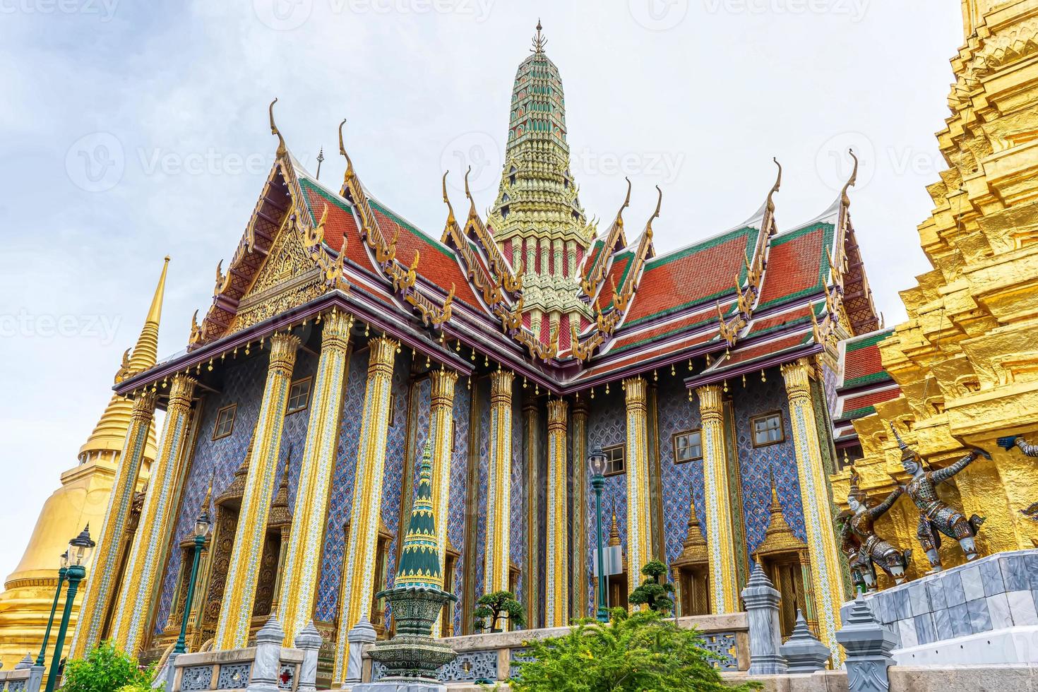 um marco de wat phra kaew em bangkok, tailândia. um lugar onde todos em todas as religiões podem ser vistos. foto