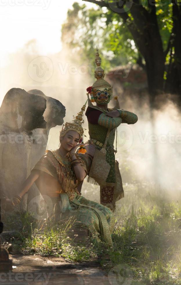 khon, é uma dança tailandesa clássica em uma máscara. isso é ravana expressando seu amor pela saudade. lado. foto