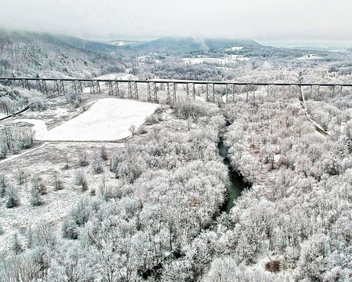 vista aérea de drone do viaduto de moodna na neve foto