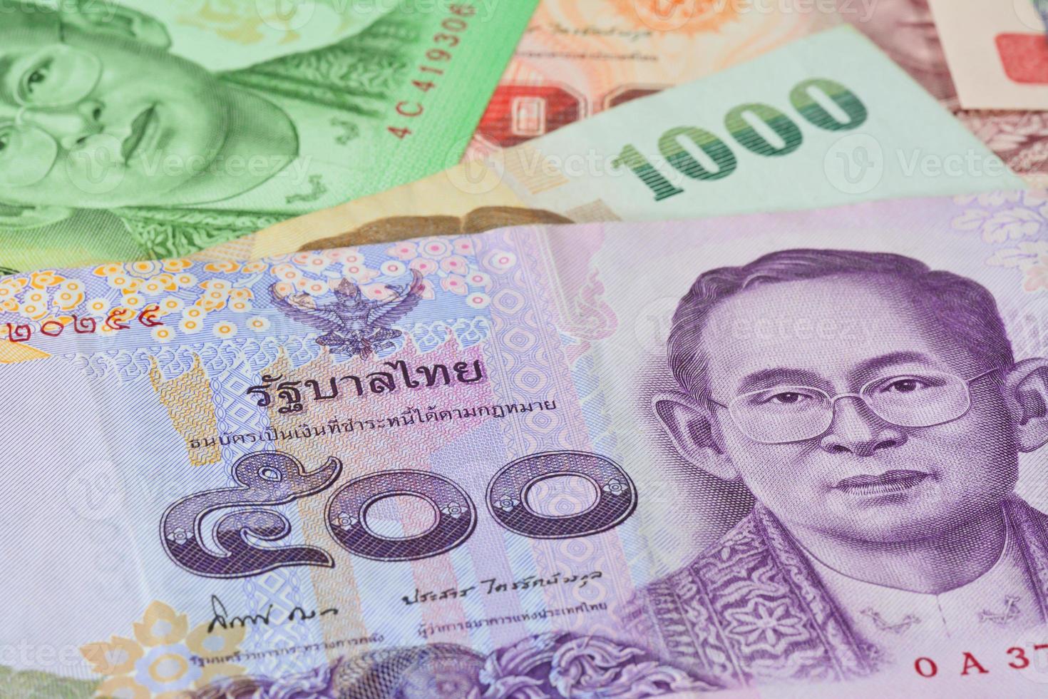 notas tailandesas (baht) para conceitos de dinheiro e negócios foto