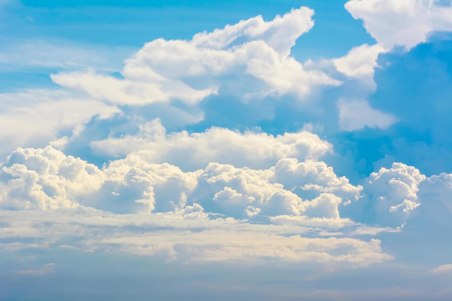 céu nublado azul foto