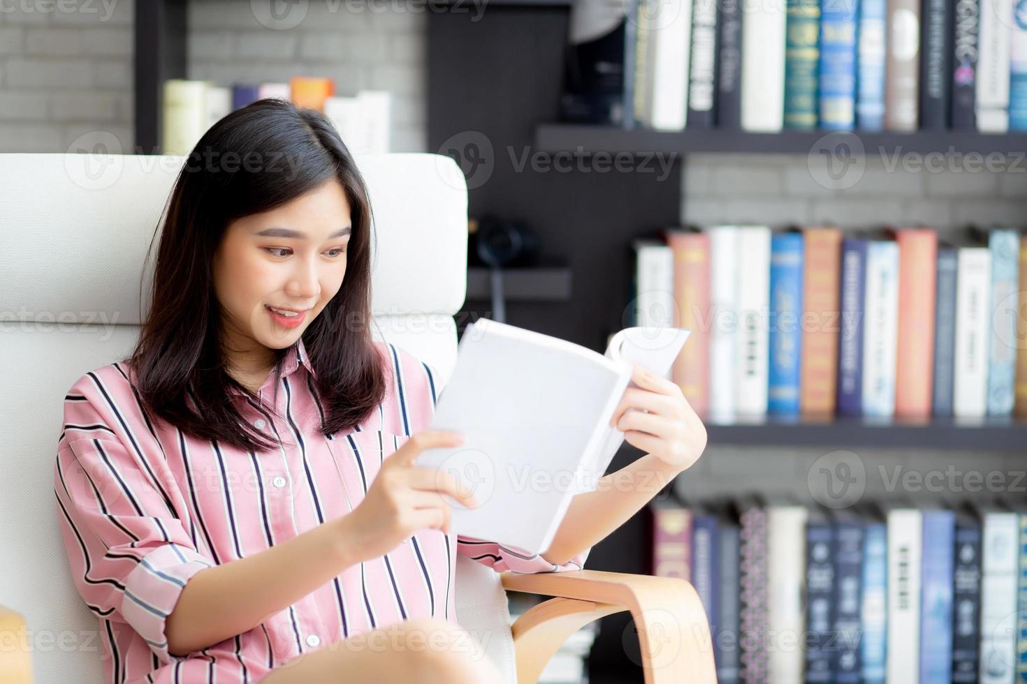 linda de retrato jovem asiática relaxe sentado lendo livro na sala de estar em casa, menina estuda literatura, educação e conceito de estilo de vida. foto