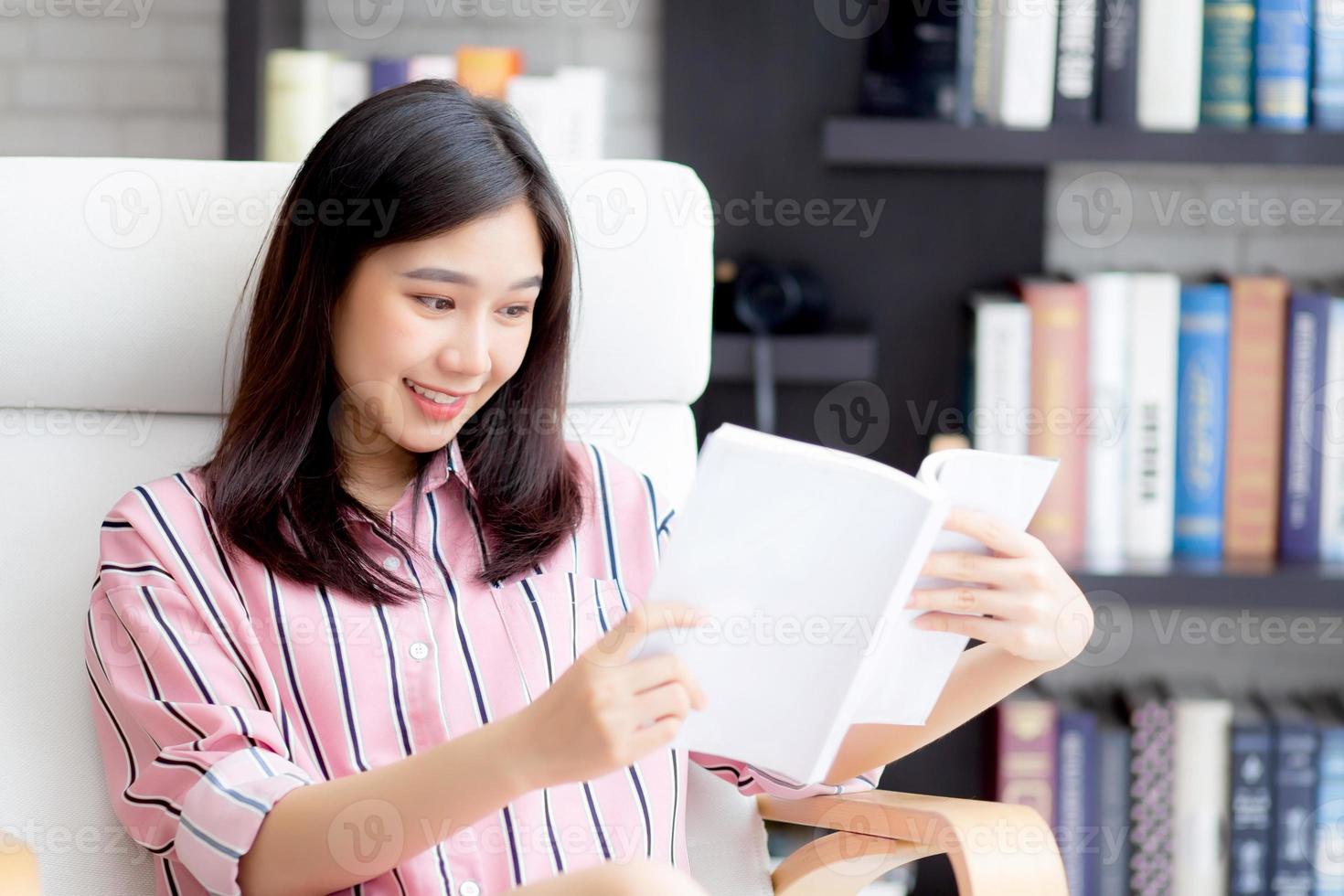 linda de retrato jovem asiática relaxe sentado lendo livro na sala de estar em casa, menina estuda literatura, educação e conceito de estilo de vida. foto