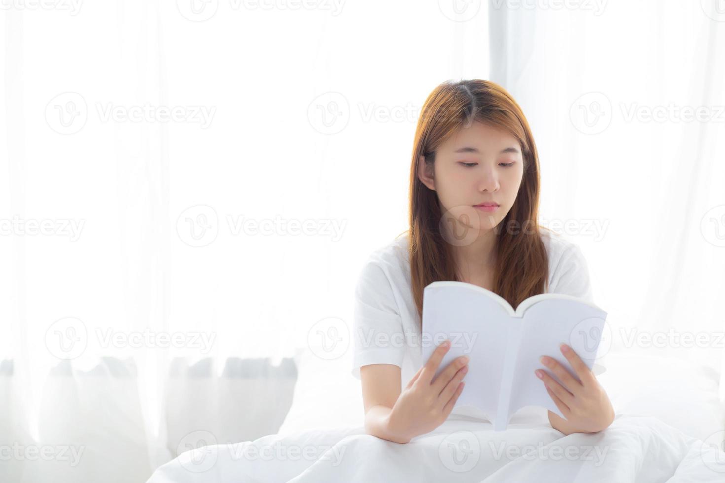 linda de retrato jovem asiática relaxe sentado lendo livro no quarto em casa, literatura de estudo de menina, educação e conceito de estilo de vida. foto