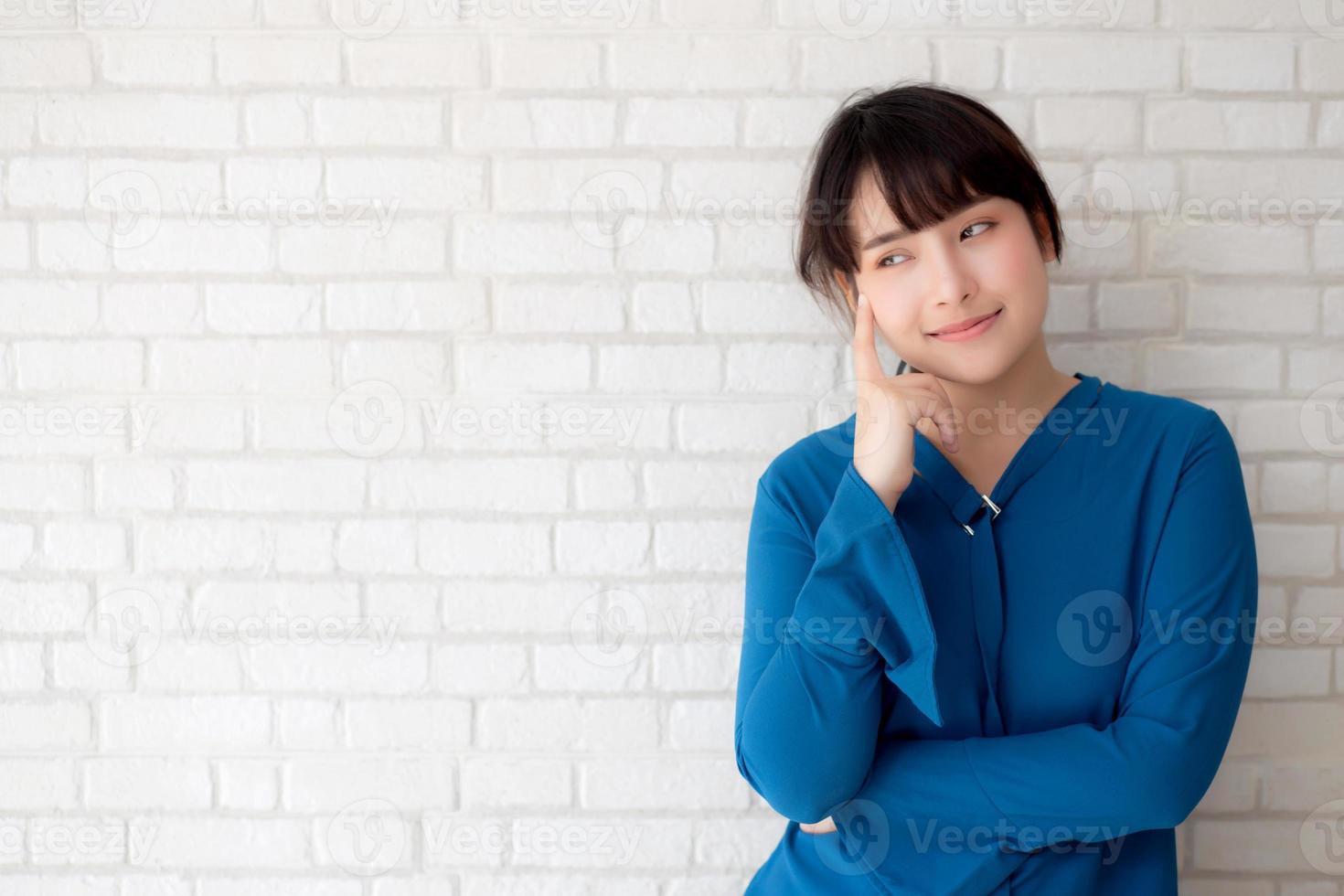 belo retrato jovem asiática confiante pensando com cimento e fundo de concreto, expressão de menina em pé séria ou dúvidas com ideia, conceito de estilo de vida. foto