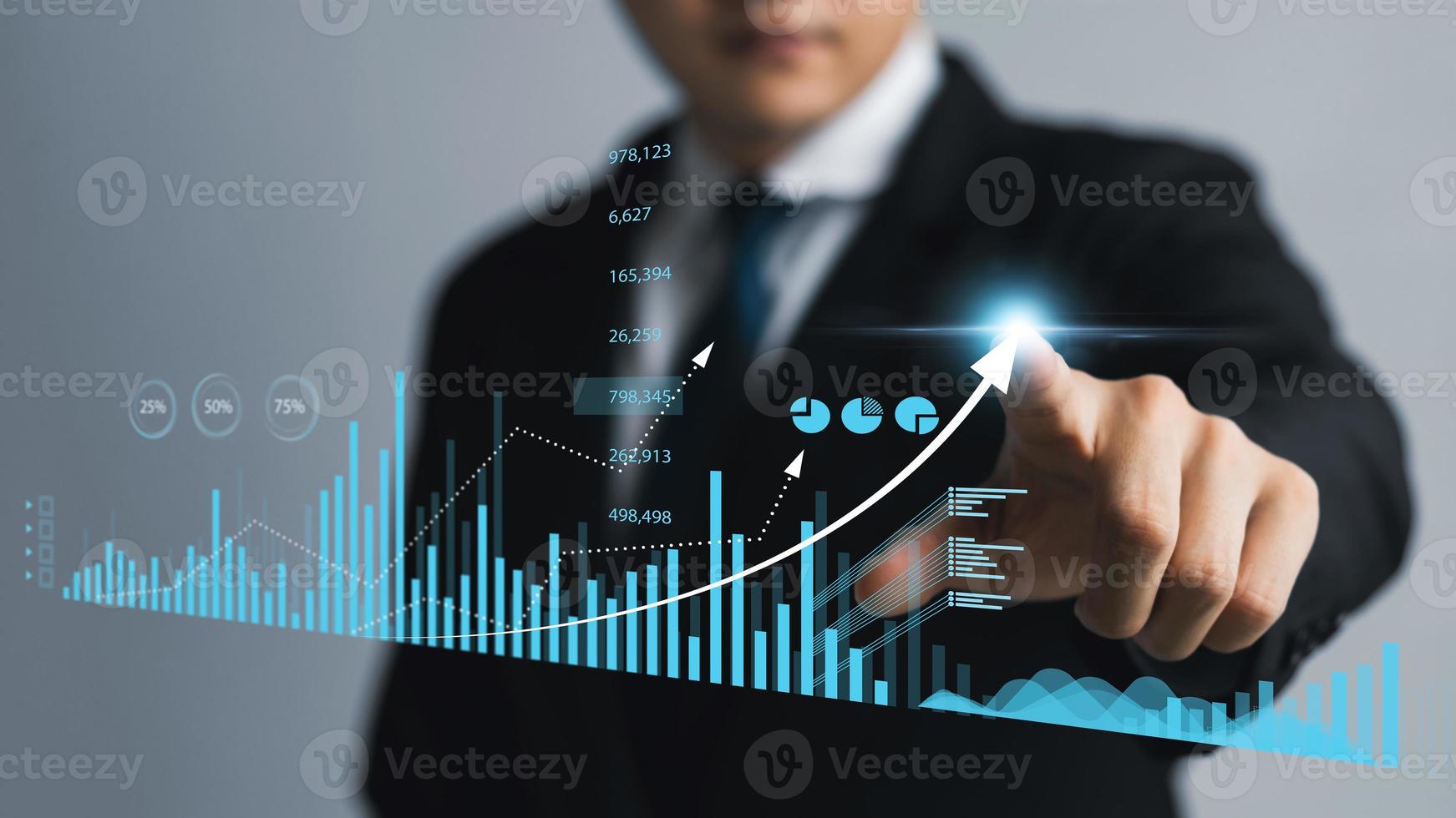 empresário tocando análise de gráfico de tela virtual de crescimento e investimento de negócios, planejamento estratégico para aumentar os lucros das vendas, plano de negócios de longo prazo. foto