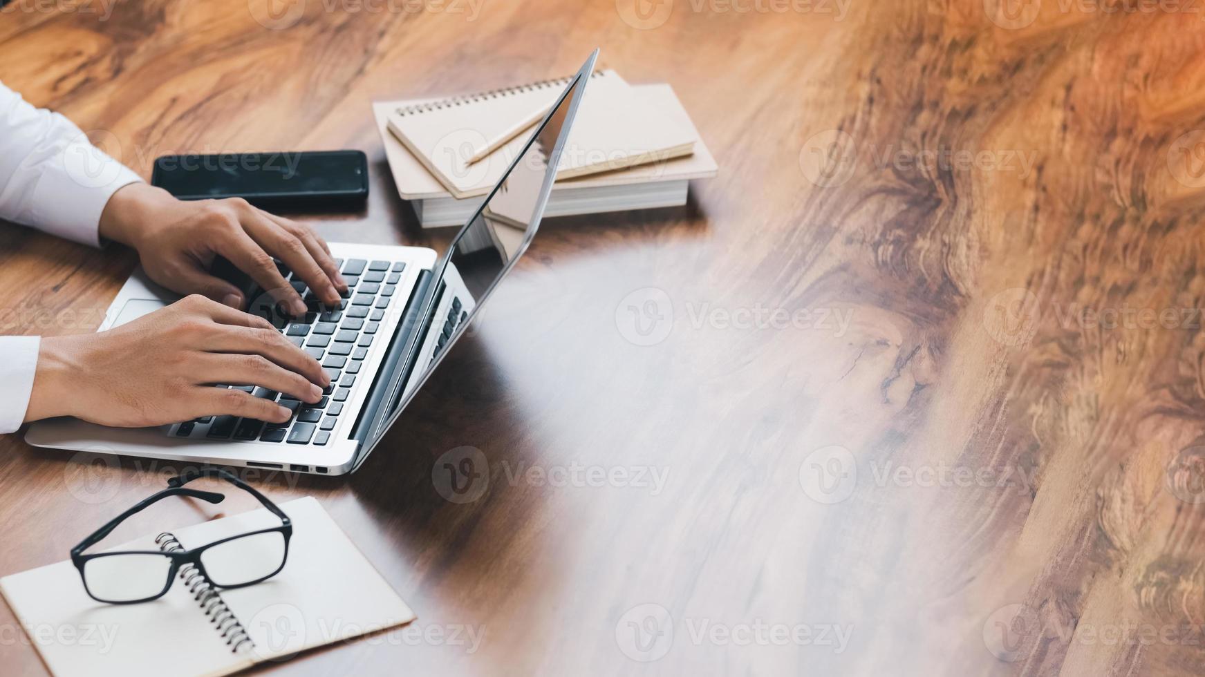 empresário usando laptop entre em contato conosco em locais de trabalho, planejando idéias investidores pesquisando na internet, idéias investidores. imagem de tamanho horizontal. foto