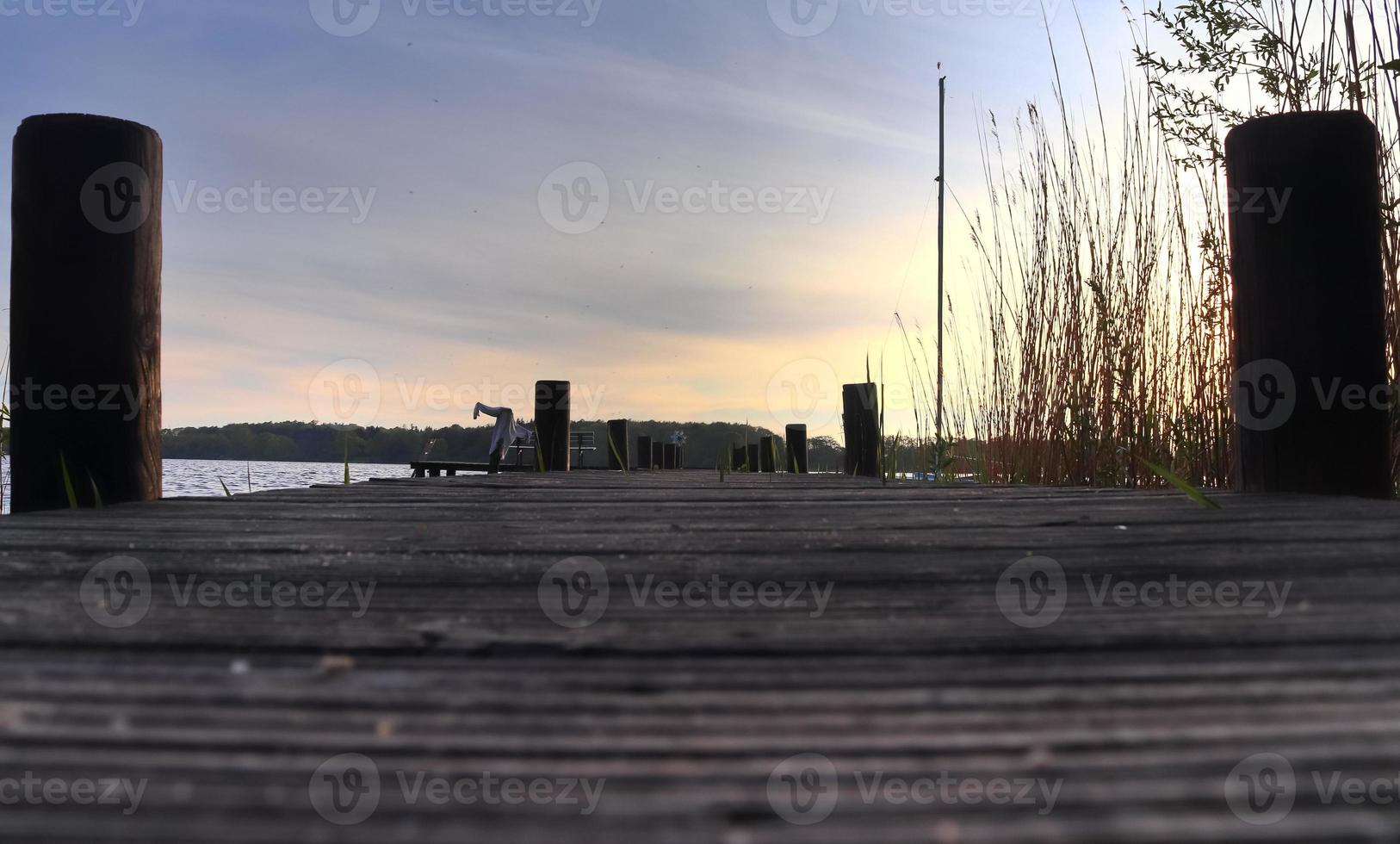 bela paisagem por do sol em um pequeno lago no norte da europa foto